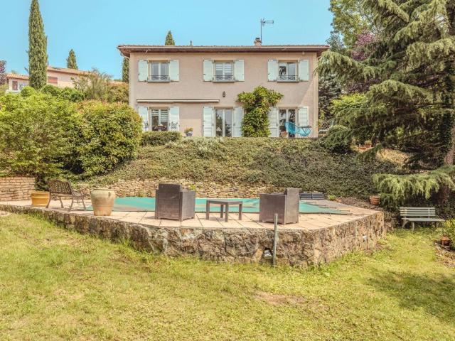 Nichée au bout d'une impasse paisible dans le secteur des bo. 140m² Dardilly