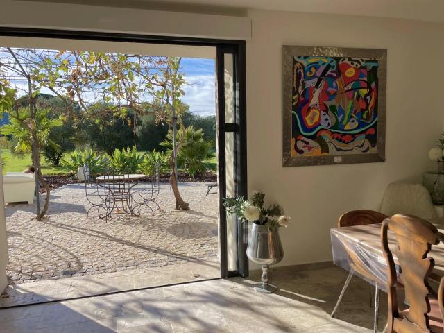 Nichée au milieu des vignes et des oliviers, cette magnifiqu. 271m² Les Arcs sur Argens