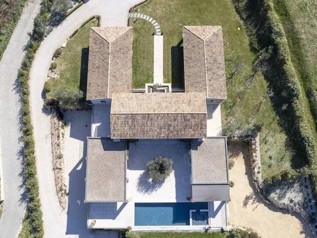 Nichée dans un cadre paisible et à seulement 12 minutes d’Ai. 460m² Aix en Provence