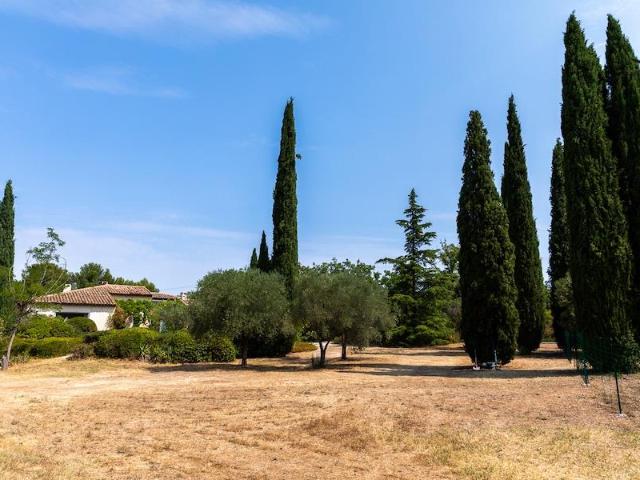 Nichée dans un écrin de tranquillité, í l'abri des regards e. 323m² Aix en Provence