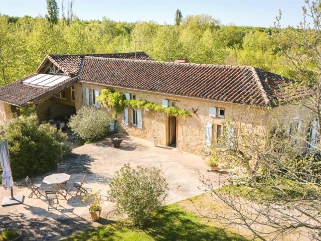 Nichée dans un environnement naturel d'une grande quiétude. 180m² Seissan