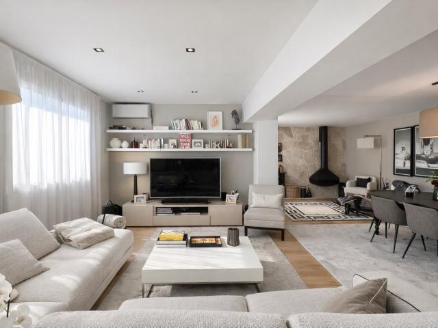 Nichée dans un environnement calme et recherché, cette sompt. 175m² La Turbie