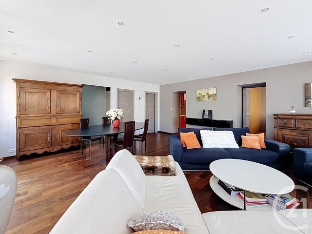 Nichée dans le calme de Jeuxey, cette maison mitoyenne de pl. 190m² Jeuxey
