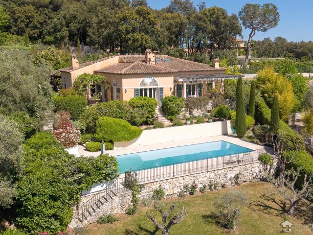 Nichée dans les hauteurs prisées de La Colle sur Loup, près. 397m² La Colle sur Loup