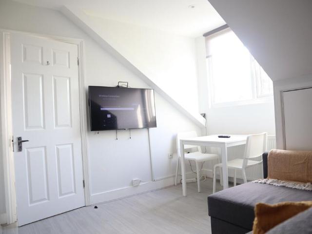 Nicholson Road, Addiscombe, CR0 6QT 1 bed serviced apartment to rent £1,900 pcm £438 pw