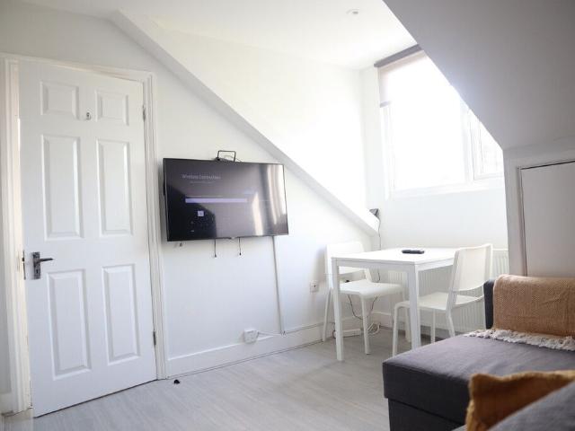 Nicholson Road, Addiscombe CR0, 1 bed flat to rent, £1,900 pcm | PrimeLocation