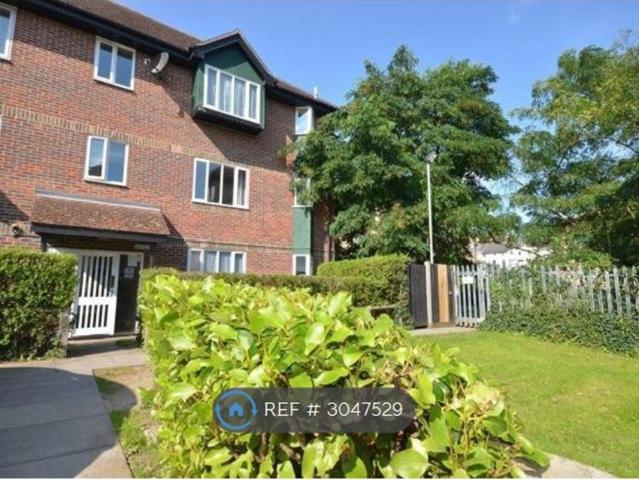 Nicholsons Grove, Colchester CO1, 2 bed flat to rent, £1,100 pcm | PrimeLocation