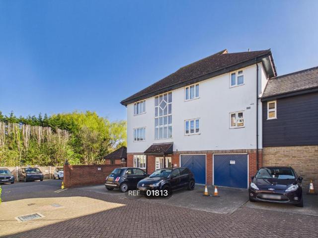 Nicholsons Grove, Colchester, Essex. 1 bed flat to rent £850 pcm £196 pw