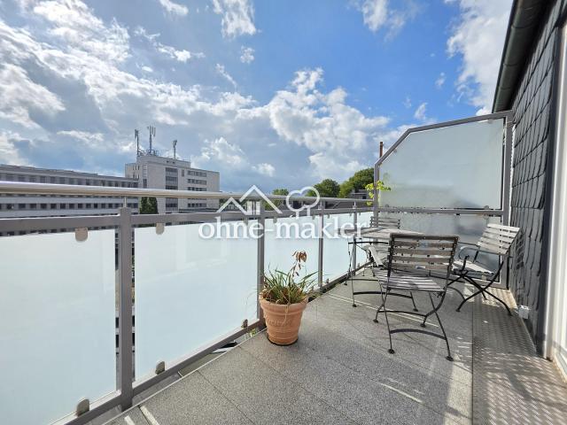 Nicht alltägliche 2,5 Raum Komfortwhg. großer Sonnenbalkon, Bad: Wanne + Dusche, Echtholzparkett