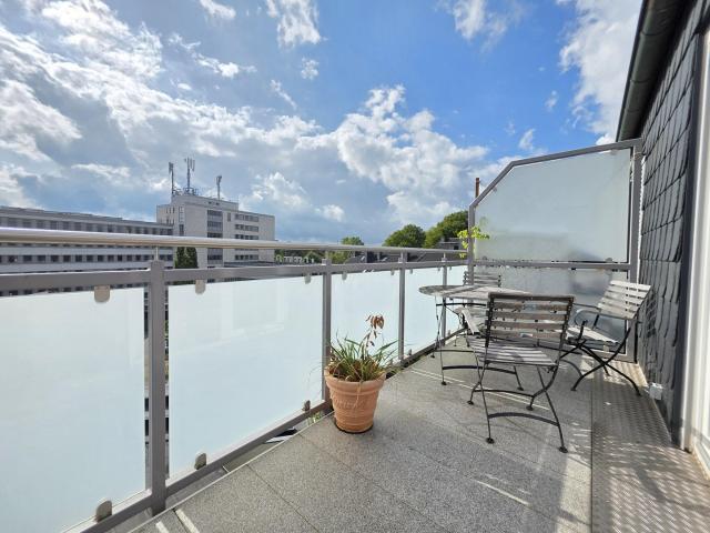 Nicht alltägliche 2,5 Raum Komfortwhg. großer Sonnenbalkon, Bad: Wanne + Dusche, Echtholzparkett