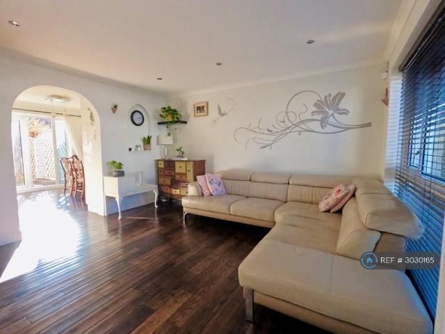 Nicola Terrace, Bexleyheath, DA7 3 bed semi detached house to rent £2,350 pcm £542 pw
