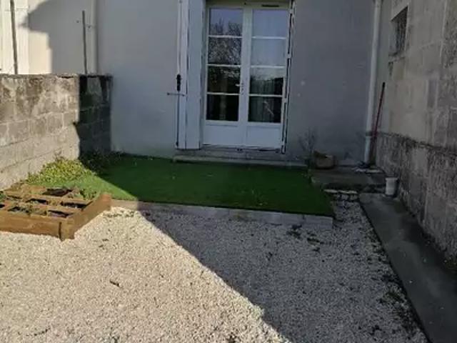 Nieul lès Saintes 17810 Location maison 3 pièces t3 jardin terrasse