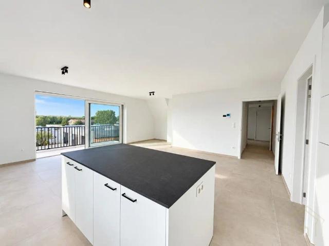 Nieuw appartement met 2 slaapkamers, garage en parkeerplaats, perfect gelegen in Menen Te huur!