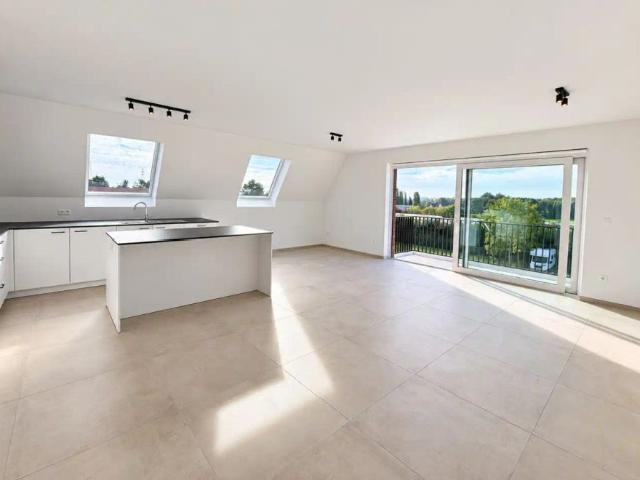 Nieuw appartement met 2 slaapkamers, garage en parkeerplaats, perfect gelegen in Menen Te huur!