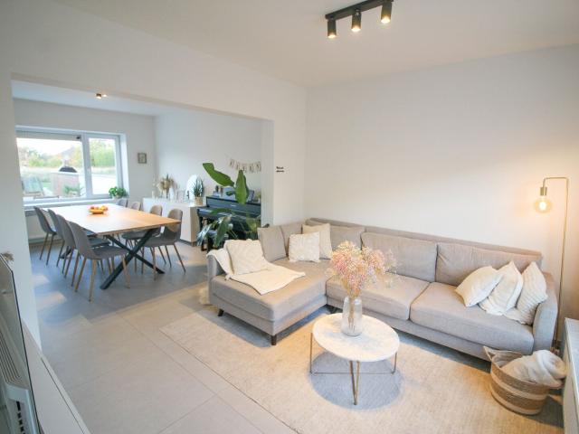 Nieuw gerenoveerde woning met 4 slpks en tuin