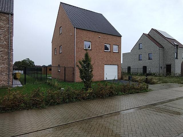 Nieuw moderne woning met inpandige garage en tuin