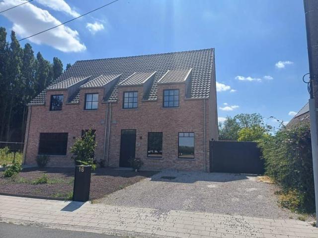 Nieuwbouwvilla te huur met ruime tuin, garage en 4 slaapk.