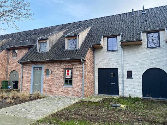 Nieuwbouwwoning Bj 2022 met tuin en afzonderlijke garagebo