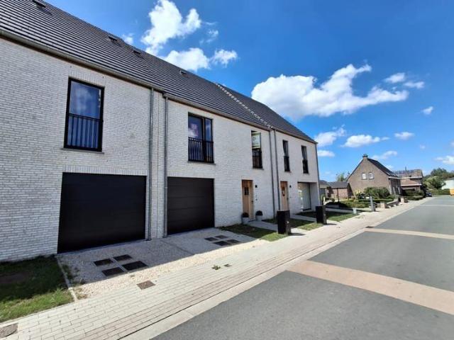 NIEUWBOUWWONING IN HARTJE POESELE MET 4 SLPKS, TUIN & GARAG
