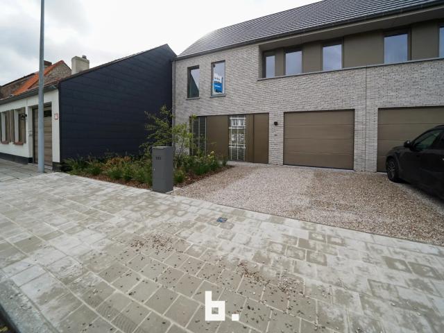 Nieuwbouwwoning met drie slaapkamers, garage en grote tuin