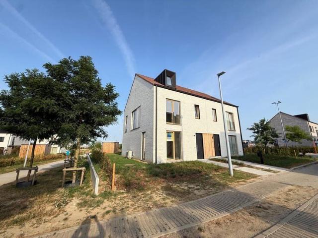 Nieuwbouwwoning met drie slaapkamers in Tielt!