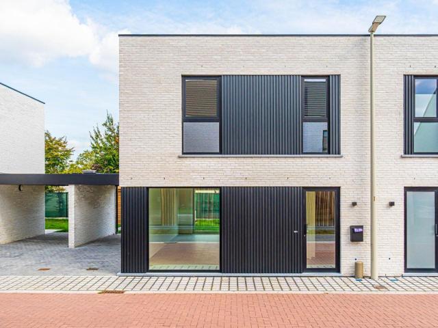 Nieuwbouwwoning met tuin en carport in Evergem