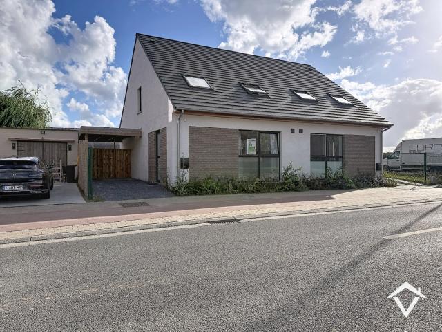 Nieuwbouwwoning met 3 slaapkamers, carport en tuin