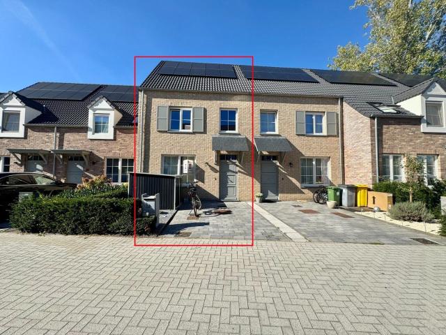 Nieuwbouwwoning met 3 slaapkamers, tuin en polyvalente zold