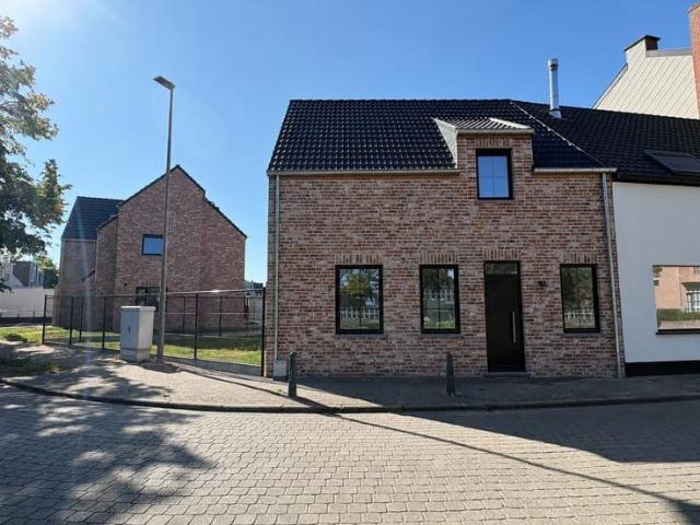 Nieuwbouwwoning met 3 slaapkamers + zonnige tuin in het c.