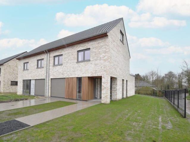 Nieuwbouwwoning met 4 slaapkamers, tuin en garage in cent.