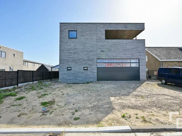 Nieuwbouw bel etage met 4 slaapkamers en ruime tuin