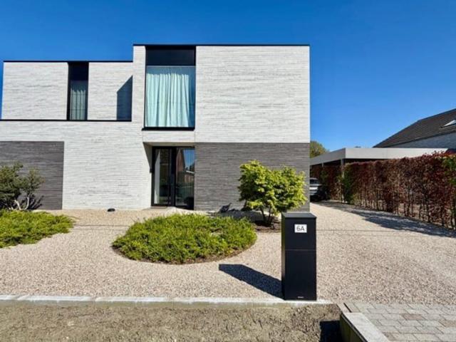 Nieuwbouw koppelvilla in de Vaartstraat, vlakbij het centrum