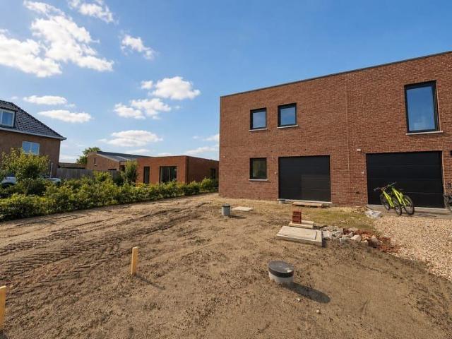 Nieuwbouw met 5 slaapkamers op een prachtig perceel te EEKL