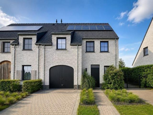 Nieuwbouw woning met 5 slaapkamers te huur in Zwevezele