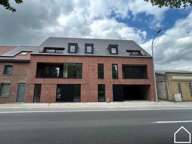 NIEUWBOUWAPPARTEMENT MET 1 SLAAPKAMER, TUIN EN AUTOSTANDPLAA