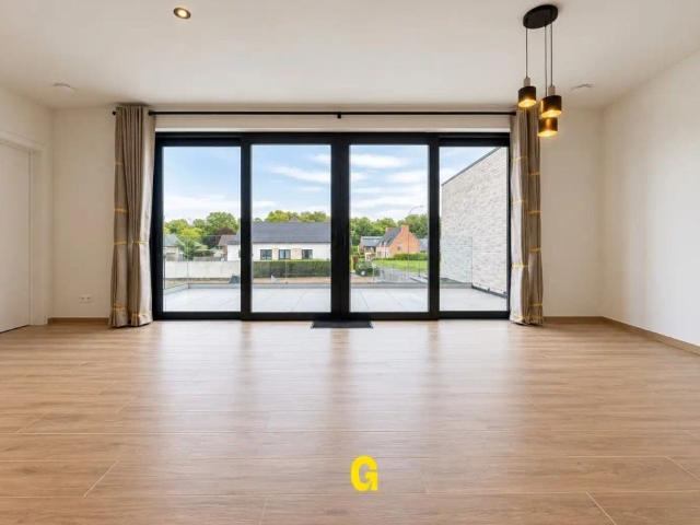 Nieuwbouwappartement met 2 slaapkamers, ruim terras, standplaats en berging te Munsterbilzen Label A