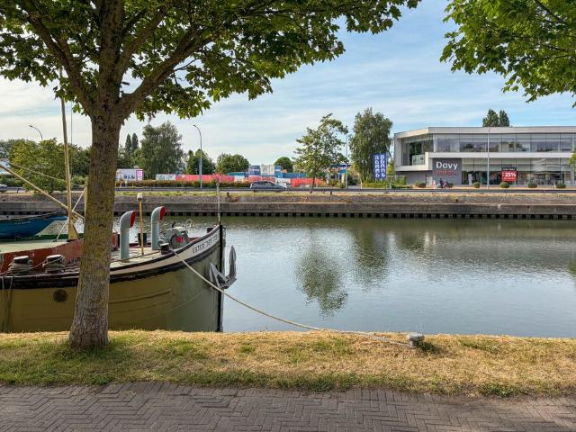 Nieuwbouwappartement met terras en zicht op het water