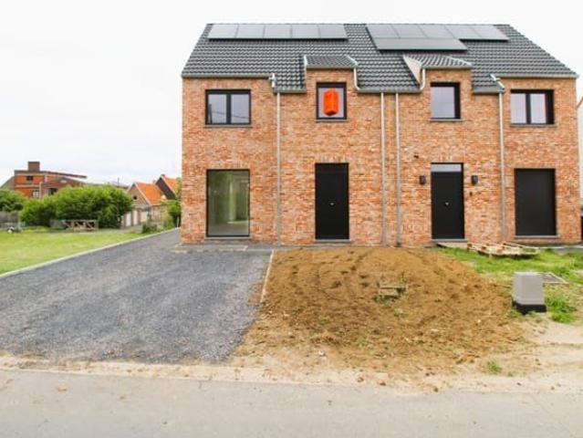 Nieuwe halfopen woning met 3 slaapkamers