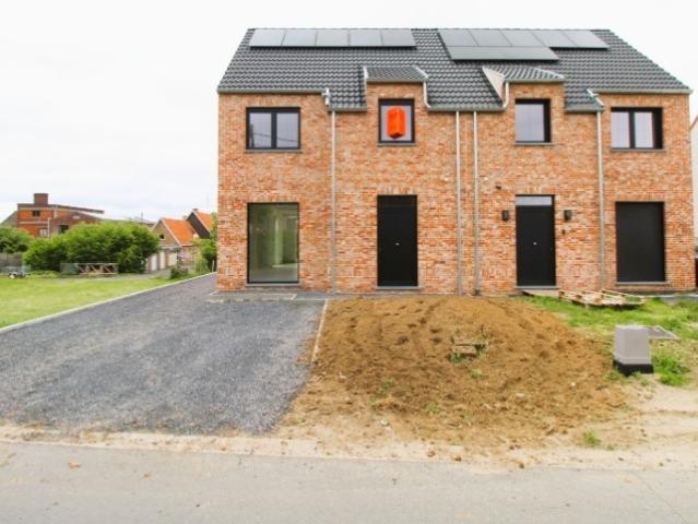 Nieuwe halfopen woning met 3 slaapkamers