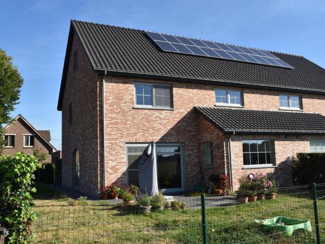 Nieuwe landelijke moderne stijlvolle rustige woning, bj:2018