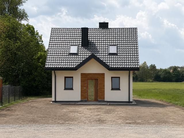 Niewielki dom z dużą działką w Olchowej – stan deweloperski