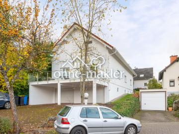 Niedernhausen, Am Schäfersberg. 3,5 Zi Wohnung im 3 Familienhaus mit Garagen, Balkon & Garten