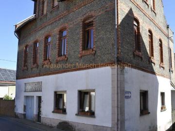 Niedernhausen Vermietetes Dreifamilienhaus mit ausbaufähiger Scheune in Königshofener Kernlage!