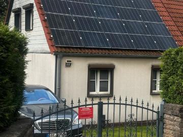 Niedliches Häuschen, auf grossem Grundsück