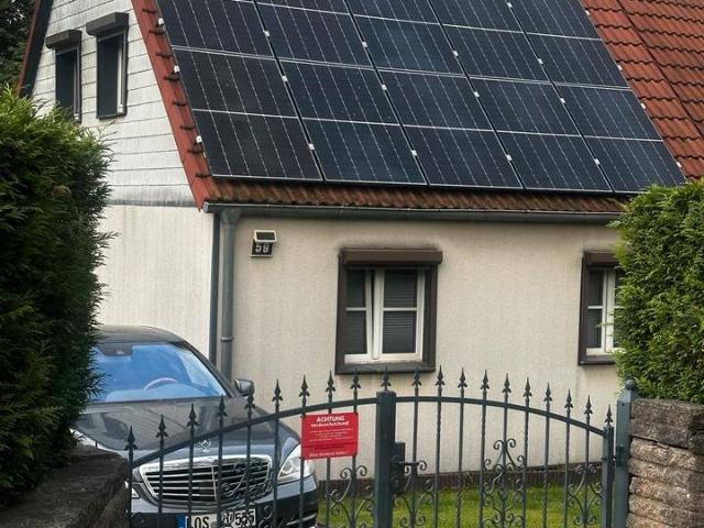 Niedliches Häuschen, auf grossem Grundsück