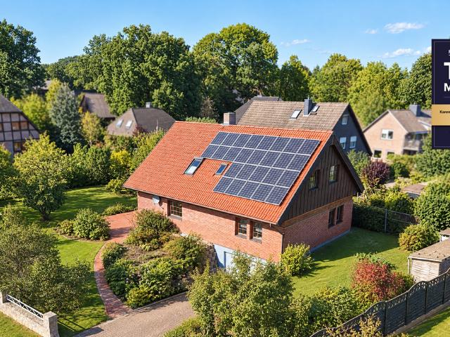 Niedrige Energiekosten & Echtholz Charme: Massives Finnland Holzhaus mit PV