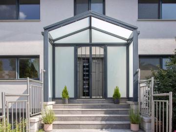 9 Zimmer Villa mit herrlichem Garten, Pool, großer Garage Geothermie Niedrigenergiehaus im Top Zustand zum sofort Einziehen!