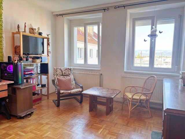Niedrigenergiehaus: 3 Zimmer Wohnung mit Fernblick & KFZ Stellplatz