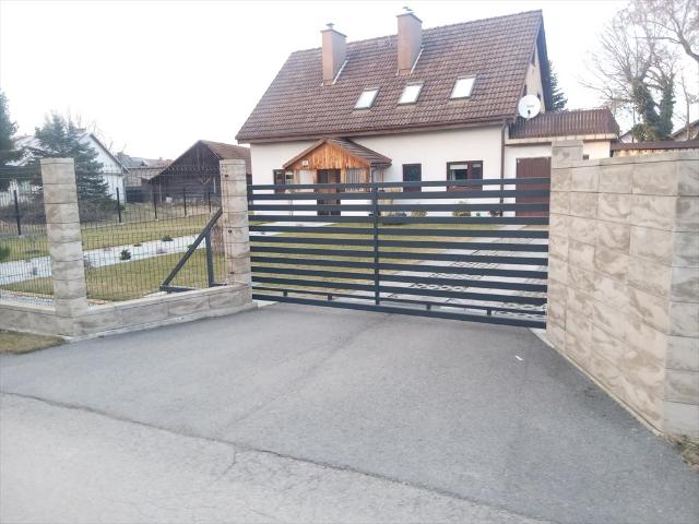 Dom z potencjałem, garażem i tarasem – idealny dla dużych rodzin