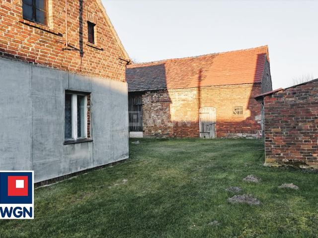 Urokliwy dom z dużą działką, 3 pokoje, garaże, do remontu
